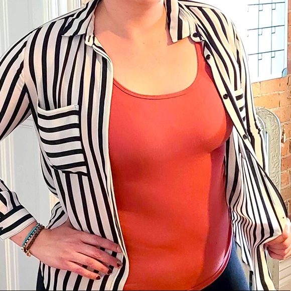 Medium Black and White Blouse - Picture 3 of 4